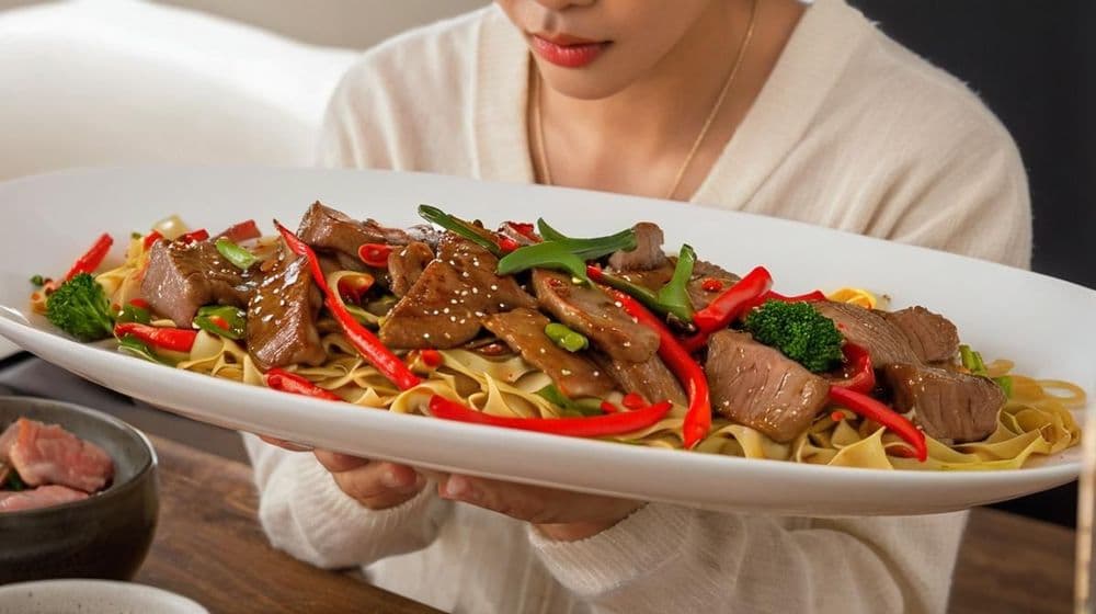 Вкусно телешко със зеленчуци и нудъли на азиатски начин