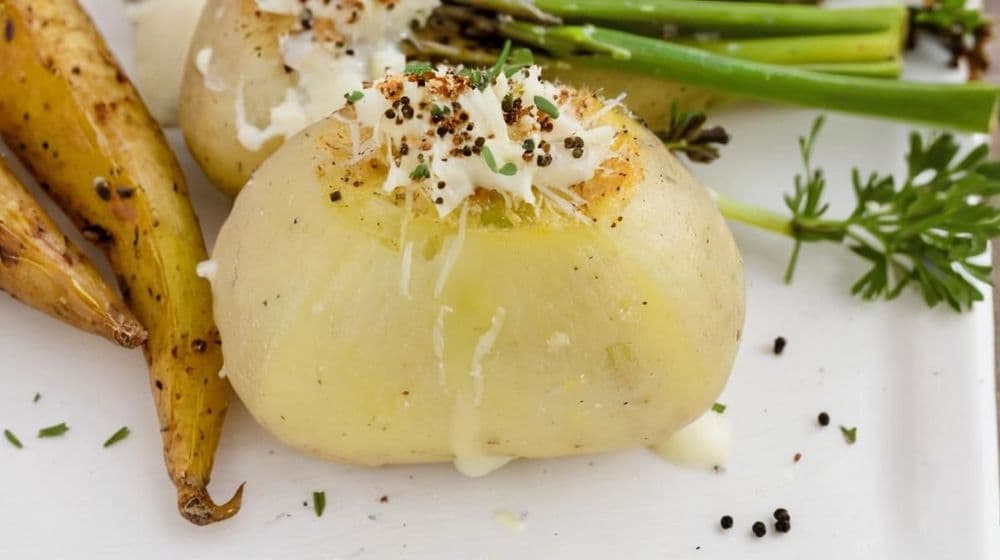 Печени картофени филийки с кремообразен праз и пармезанова коричка